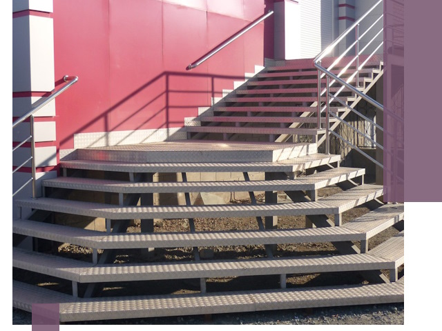 Лестницы для магазина в Соли-Илецке — изготовление и монтаж