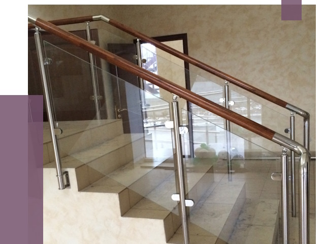 Комбинированные перила из металла и дерева в Соли-Илецке