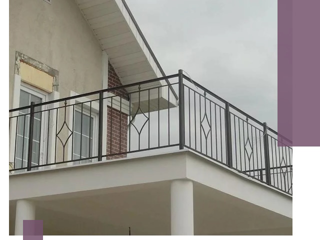 Изготовление балконных ограждений в Соли-Илецке из металла и стекла