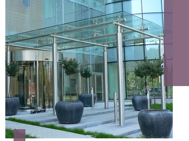 Навесы из стекла на заказ в Соли-Илецке — монтаж и установка